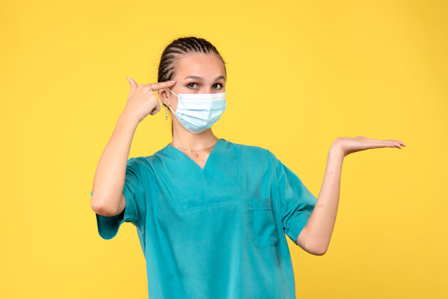女性前视图穿着医用衬衫和面罩的女医生 医疗保健护士病毒covid-19医院成人人物女性