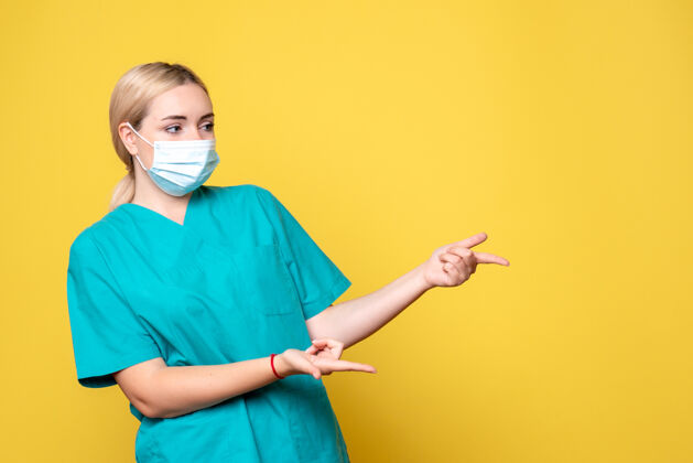 女性正面图：穿着医用衬衫和面罩的女医生 医院护士 covid-19健康大流行医生女性护士人物