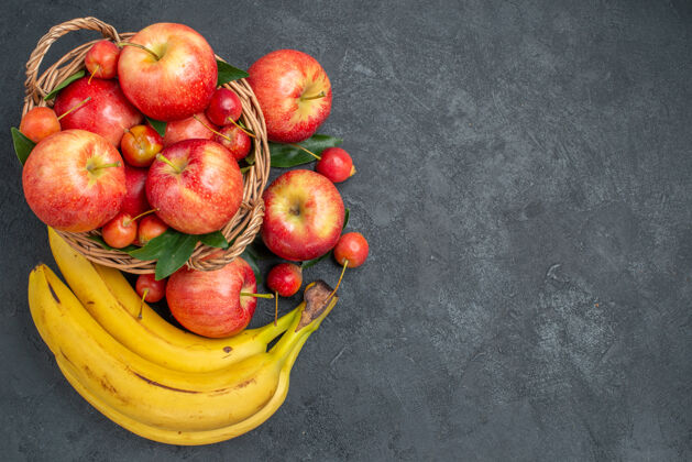 健康顶部特写查看水果樱桃和苹果在篮子里新鲜有机苹果