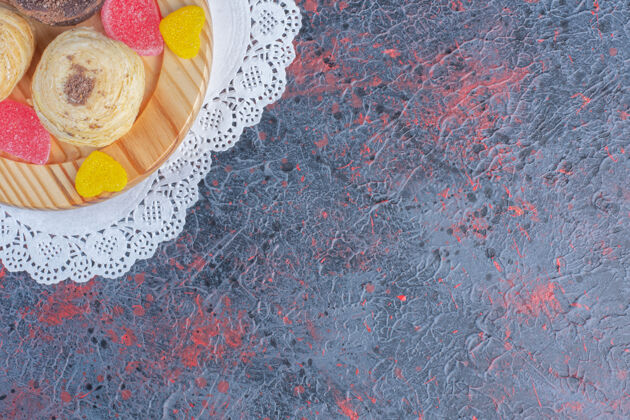 风味把一捆蛋糕和果酱放在抽象桌上的木盘上片状糖烘焙