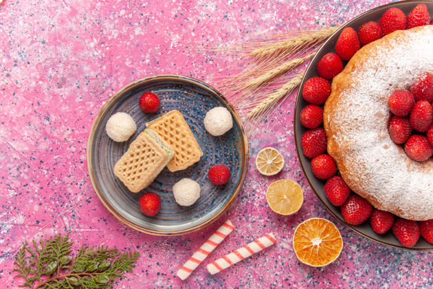 浆果顶视图糖粉派草莓蛋糕和华夫饼粉红色清淡食物美味