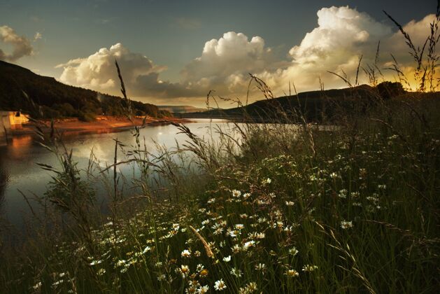 自然英国德比郡瓢虫水库河畔的日落景色英国地标乡村
