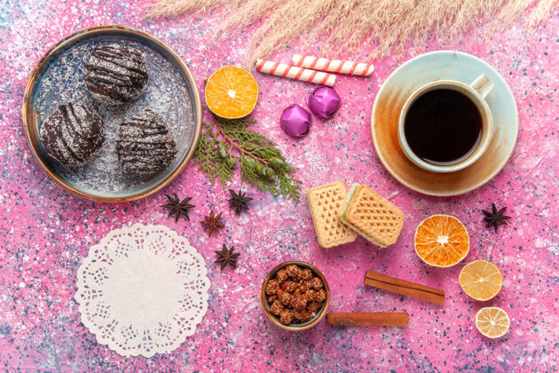 饼干俯瞰巧克力蛋糕与华夫饼和一杯粉红色的茶咖啡茶糖果