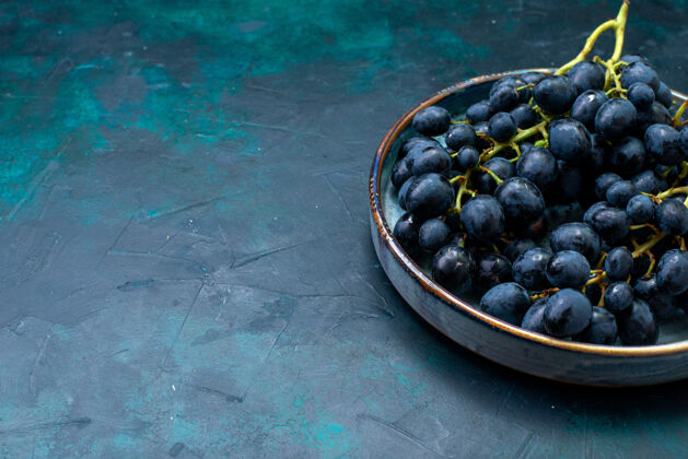 盘子前视图蓝色托盘内的黑葡萄黑莓食物蓝莓