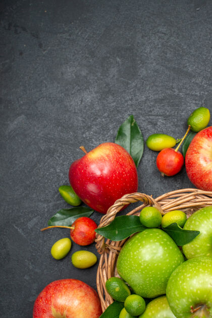 多汁顶部特写查看水果绿色苹果旁边的红苹果樱桃柑橘类水果篮子樱桃食品可食用水果