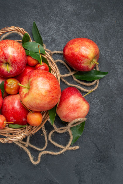 樱桃从远处俯瞰水果篮的开胃樱桃和苹果叶水果多汁篮子