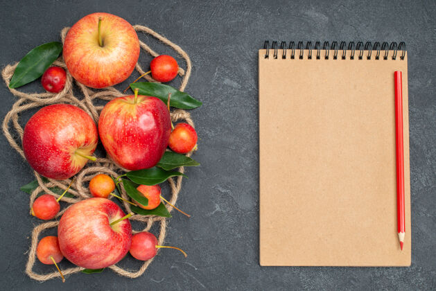 新鲜顶部特写查看水果樱桃绳红黄色苹果树叶笔记本铅笔农产品健康饮食