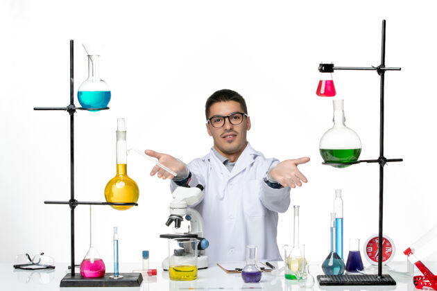 罐子前视图穿着白色医疗服的男性化学家坐在白色背景上 解决方案病毒实验室冠状病毒疾病科学溶液前面视图