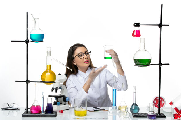 容器前视图：穿着白色医疗服的女化学家拿着装有白色背景的药瓶 实验室科学病毒柯维德大流行套装罐子容器