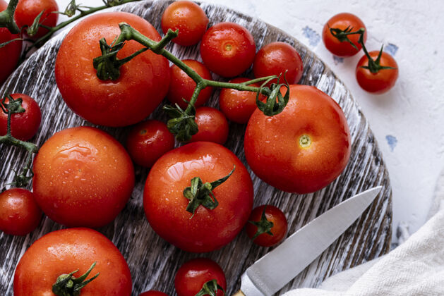 蔬菜刚洗过的西红柿放在砧板上烹饪有机美味