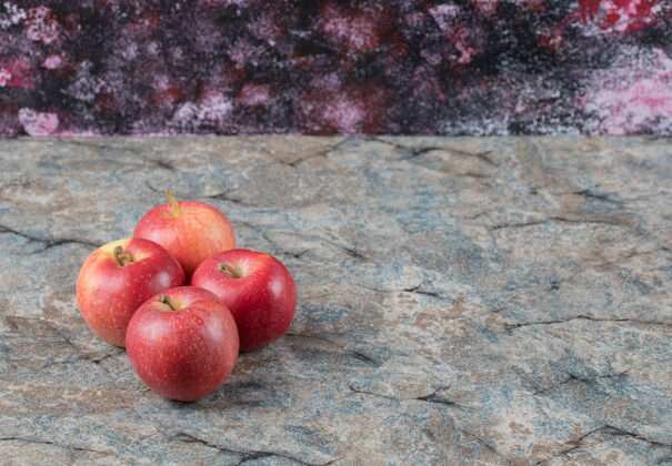 产品隔离在混凝土表面的红苹果光美味石头