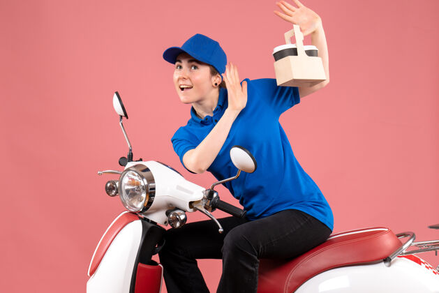 女快递正面图女快递员骑在自行车上拿着咖啡杯上粉色制服服务送货工食品景观摩托车坐着