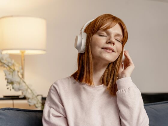室内画像女人在家听音乐耳机设备音乐