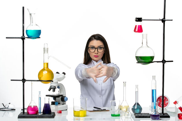 视图前视图穿着白色医疗服的女化学家正在准备白色背景科学病毒covid的工作-大流行实验室正面工作大流行