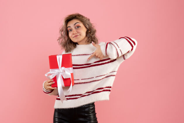 礼物前视图年轻女性与圣诞节礼物粉色颜色情感