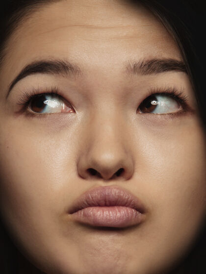 人年轻而感性的中国女性的特写肖像女性模特的高细节照片 保持良好的皮肤和明亮的面部表情人类情感的概念思考 看侧面表情站立中国人