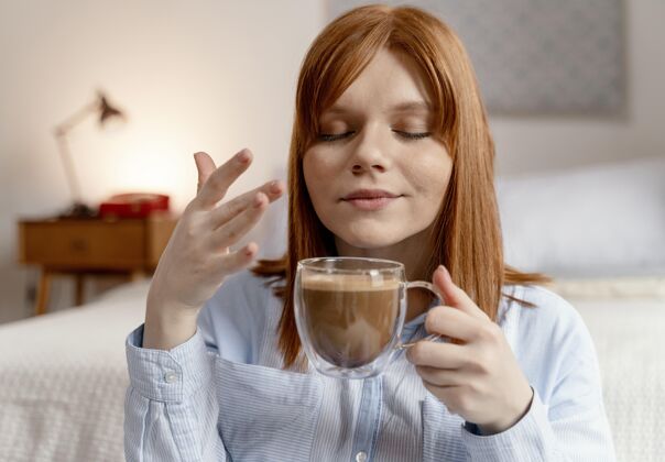 女人画像女人在家喝咖啡激情室内咖啡