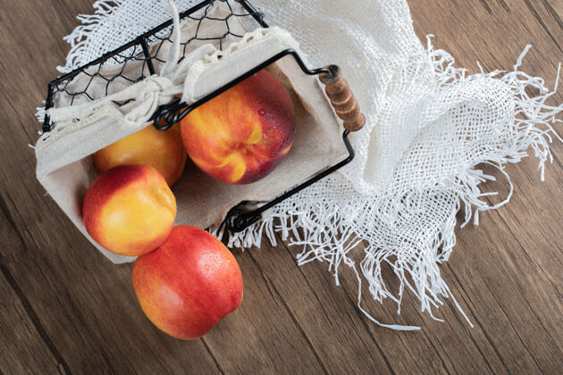 水果黄色和红色的桃子放在一块白色的厨房毛巾上新鲜健康美味