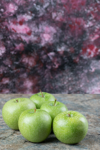酸绿苹果孤立在混凝土表面水果食物美味