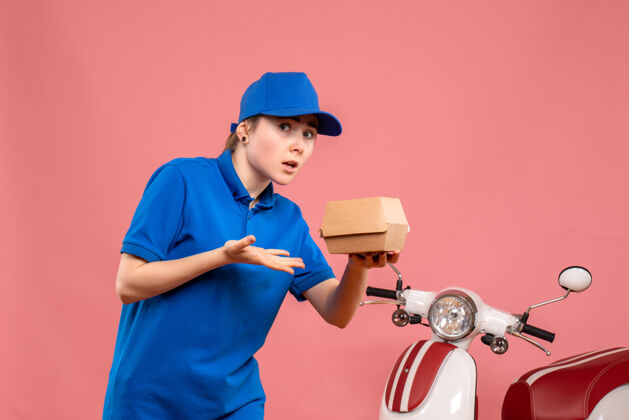 披萨正面图粉色工作送货服务工作人员披萨女自行车上带着小食品包的女快递员微笑高尔夫人