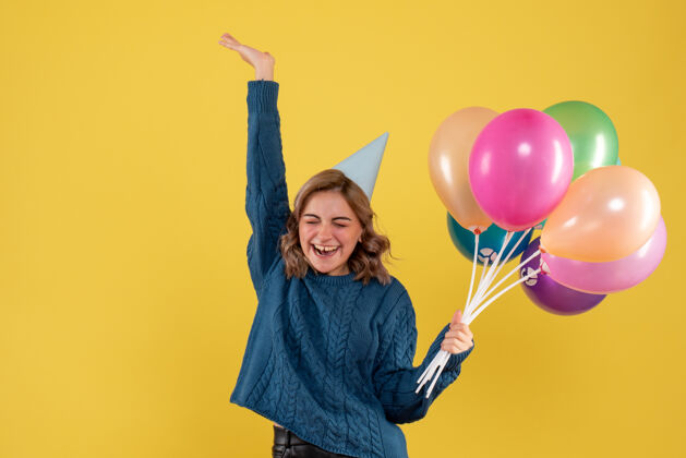 人正面图：带着彩色气球的年轻女性聚会庆祝乐趣