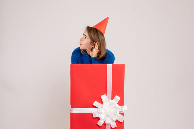 庆祝正面图红色礼品盒内的年轻女性纸丝带生日