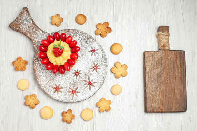 烘焙白色桌面上有美味的奶油蛋糕 水果和饼干饼干纸张棉花