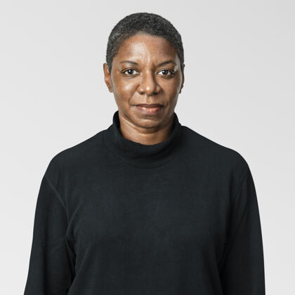 姿势穿黑色长袖T恤的非洲裔美国妇女肖像微笑向前长袖