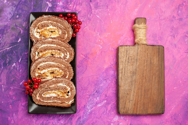 食物顶视图美味饼干卷与水果粉红色背景餐面包甜点