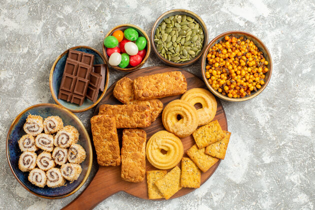 膳食在浅白色背景上俯瞰美味的蛋糕和饼干和糖果早餐糖果甜点