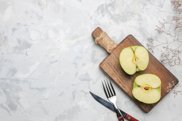 成熟在白色背景上俯瞰新鲜的苹果切片背景健康健康