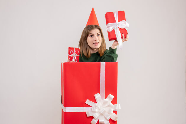 红色正面图红色礼品盒内的年轻女性情感丝带圣诞节