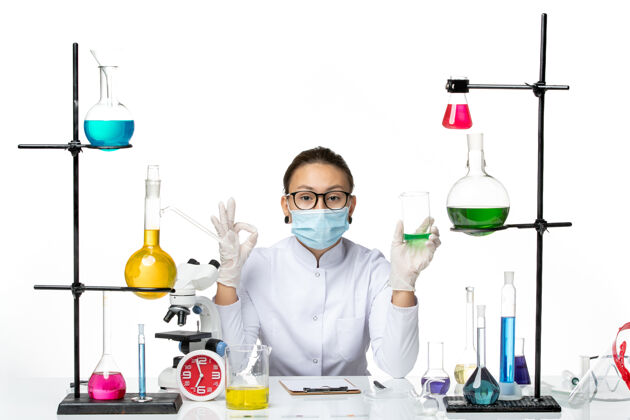 实验室外套前视图穿着医疗服的女化学家 带面罩 背景为浅白色 飞溅实验室病毒化学covid-外套病毒烧杯