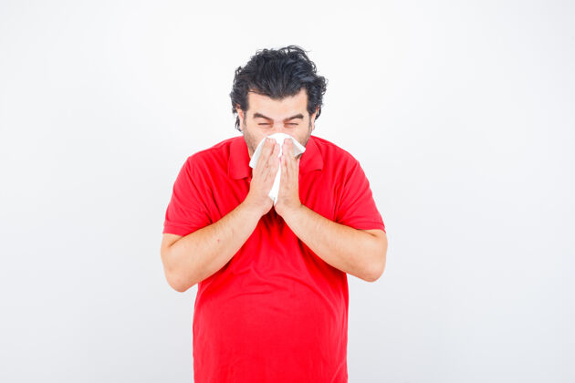 疾病身穿红色t恤的中年男子手持手帕擤鼻涕 看上去不健康 正前方视图医学持有跑步