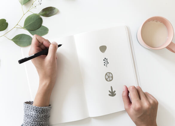 记事本在笔记本上画涂鸦元素的女人茶花形状