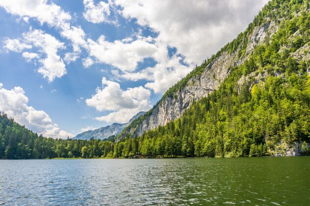 风景奥地利托普利茨纽豪斯湖的迷人镜头公园村庄湖泊
