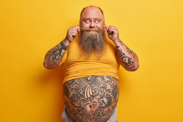超重大胡子男人超重 肚子大肚子胖 卷曲胡子 想着抽脂 过着与世隔绝的黄墙久坐生活吃快餐的效果姿势体重脂肪团