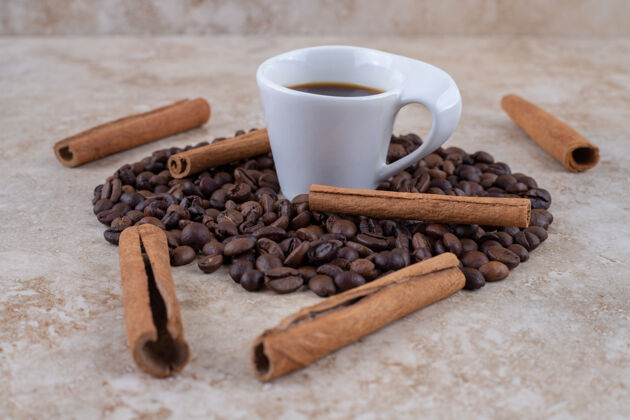 干燥一杯咖啡 咖啡豆和肉桂棒棒芳香
