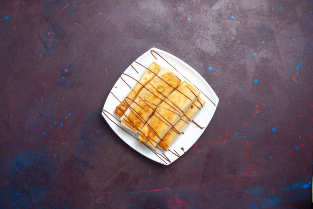 蛋糕顶视图美味的甜点在黑暗的空间盘子里糖盘子土豆