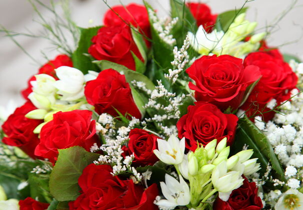花红玫瑰花束的特写镜头花瓣明亮玫瑰