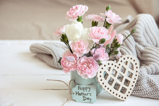 特写这是一个用鲜花插在花瓶里 装饰元素和卡片上祝母亲节快乐的节日组成花束花祝福