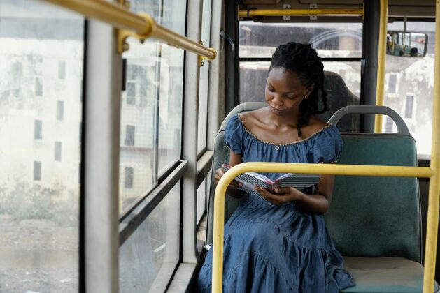 旅行在公共汽车上看书的女人中枪旅行成人旅行