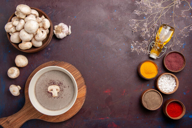 调味品在黑暗的桌子上俯瞰美味的蘑菇汤和不同的调味品桌子蘑菇美味的