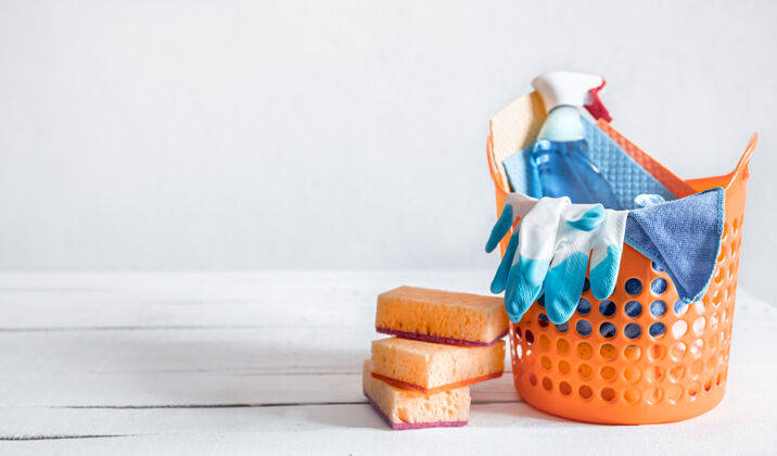 秩序在一个明亮的篮子里放一套家庭清洁用品保持背景清洁的方法卫生清洁卑鄙
