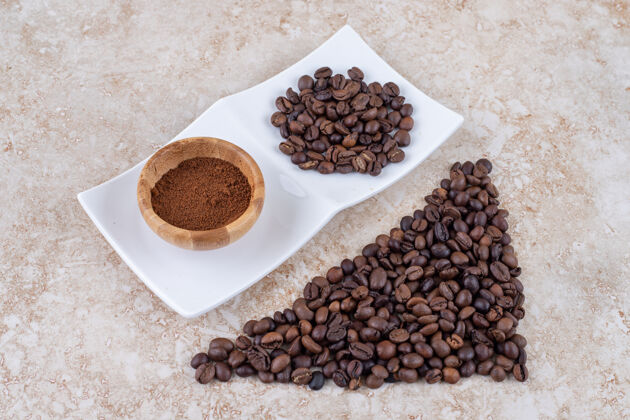 粉末咖啡豆堆和一小碗磨碎的咖啡碗芳香
