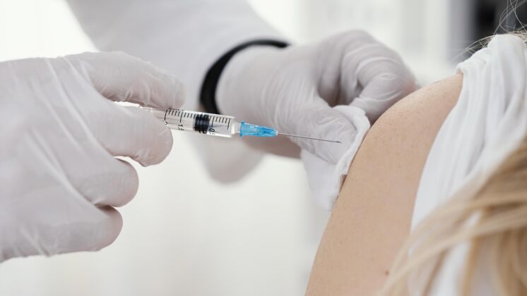 保健医生在诊所给病人接种疫苗健康医学疾病