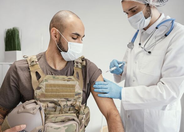 感染军人正在接种疫苗护理疾病诊所