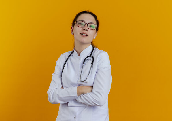 自信自信的年轻女医生 穿着医用长袍 戴着听诊器 双手交叉着眼镜成人橙色人