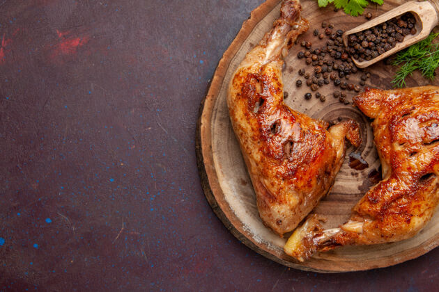 营养品在深紫色空间俯瞰美味的胡椒炸鸡食物比萨饼蔬菜