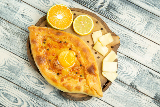 面包俯瞰乡村书桌上烤着奶酪的美味鸡蛋面包午餐乡村风味比萨饼